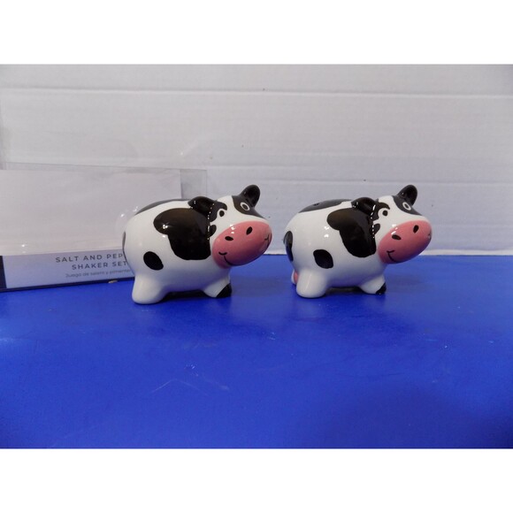 NEW Ceramic Cows Salt & Pepper Shakers Farmhouse - Picture 1 of 4